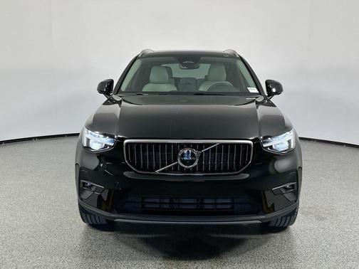 2025 Volvo XC40 B5 Plus Bright Theme