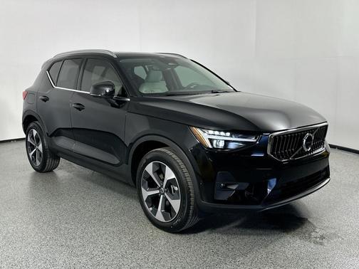 2025 Volvo XC40 B5 Plus Bright Theme