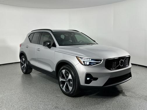 2025 Volvo XC40 B5 Plus Dark Theme