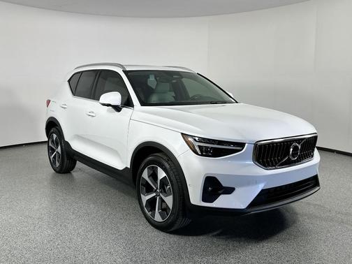 2025 Volvo XC40 B5 Plus Bright Theme
