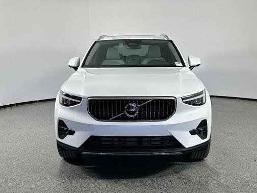 2025 Volvo XC40 B5 Plus Bright Theme