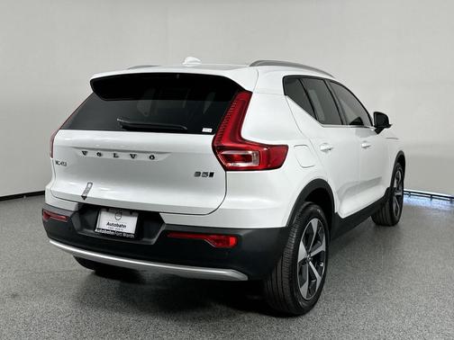 2025 Volvo XC40 B5 Plus Bright Theme