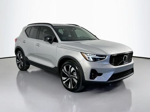 2025 Volvo XC40 B5 Plus Dark Theme