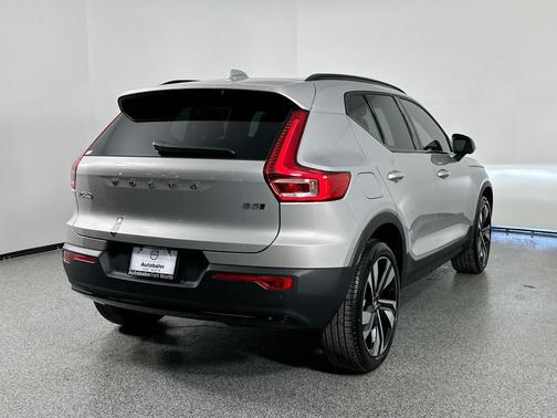 2025 Volvo XC40 B5 Plus Dark Theme