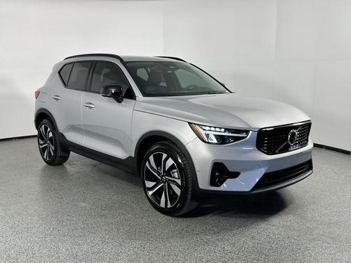 2025 Volvo XC40 B5 Plus Dark Theme