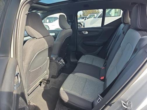 2025 Volvo XC40 B5 Core Bright Theme