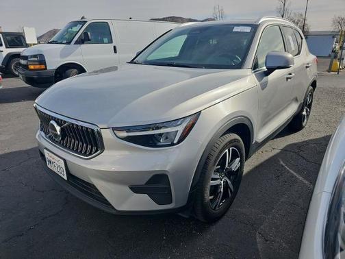 2025 Volvo XC40 B5 Core Bright Theme
