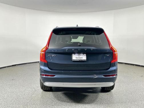 2022 Volvo XC90 T6 Momentum 7 Passenger
