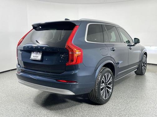 2022 Volvo XC90 T6 Momentum 7 Passenger