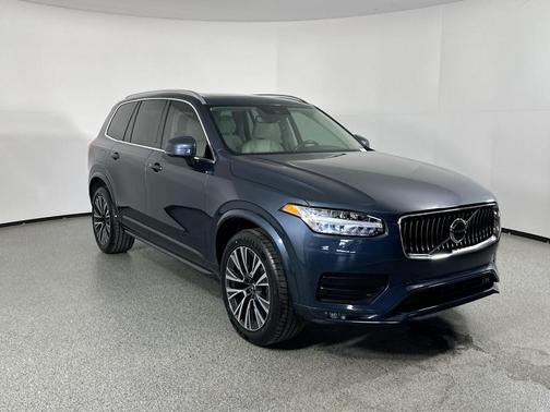 2022 Volvo XC90 T6 Momentum 7 Passenger