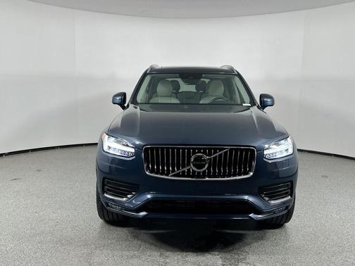 2022 Volvo XC90 T6 Momentum 7 Passenger