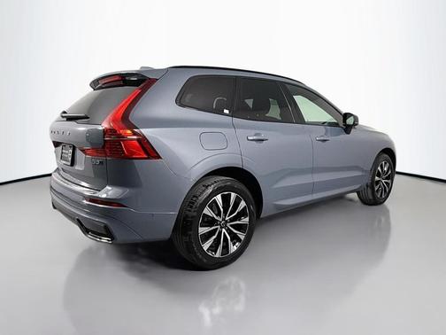 2023 Volvo XC60 B5 Plus Dark Theme