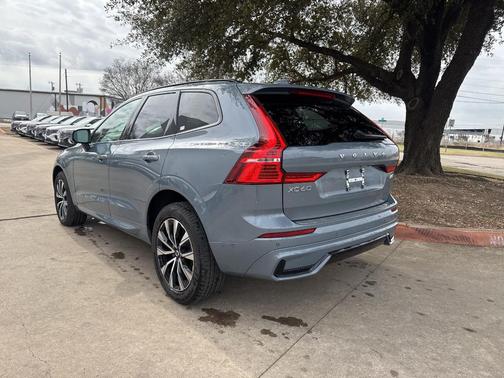 2023 Volvo XC60 B5 Plus Dark Theme