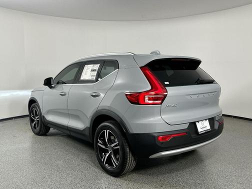 2025 Volvo XC40 B5 Core Bright Theme