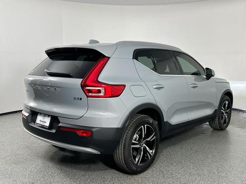 2025 Volvo XC40 B5 Core Bright Theme