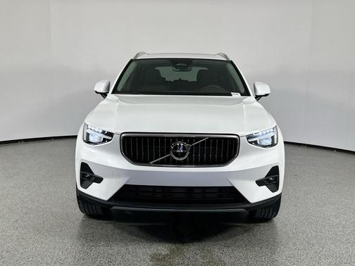 2025 Volvo XC40 B5 Plus Bright Theme