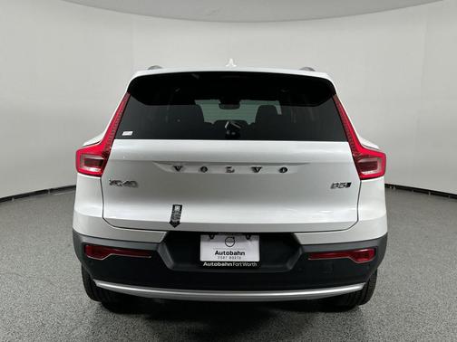 2025 Volvo XC40 B5 Plus Bright Theme