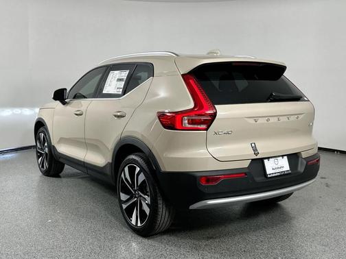 2025 Volvo XC40 B5 Ultra Bright Theme