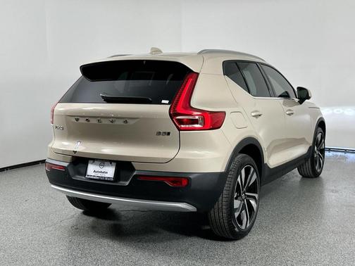 2025 Volvo XC40 B5 Ultra Bright Theme