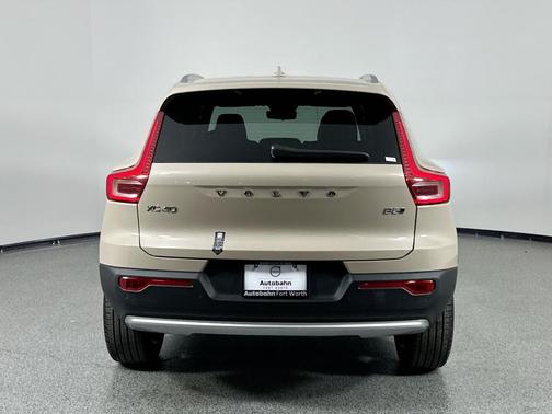 2025 Volvo XC40 B5 Ultra Bright Theme