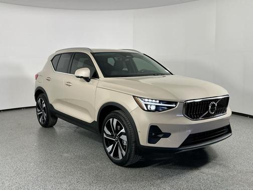 2025 Volvo XC40 B5 Ultra Bright Theme