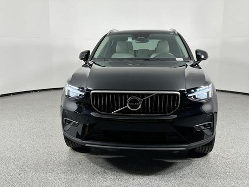 2025 Volvo XC40 B5 Plus Bright Theme