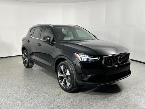 2025 Volvo XC40 B5 Plus Bright Theme