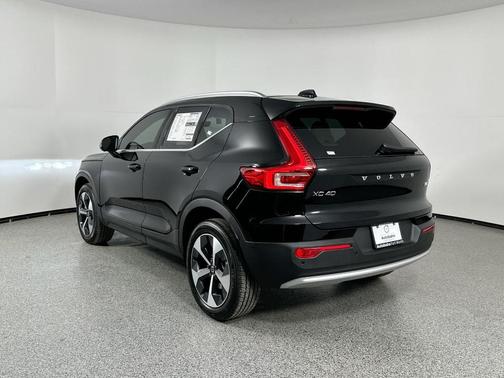 2025 Volvo XC40 B5 Plus Bright Theme