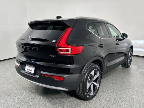 2025 Volvo XC40 B5 Plus Bright Theme