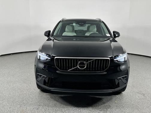 2025 Volvo XC40 B5 Plus Bright Theme