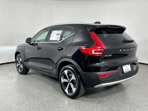 2025 Volvo XC40 B5 Plus Bright Theme