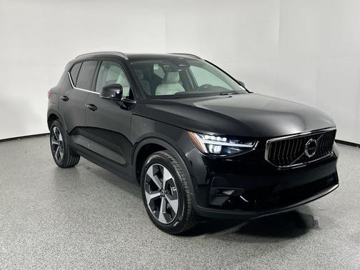 2025 Volvo XC40 B5 Plus Bright Theme