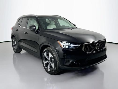 2025 Volvo XC40 B5 Plus Bright Theme