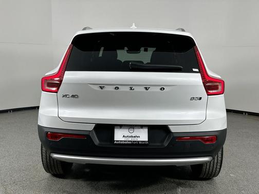 2025 Volvo XC40 B5 Core Bright Theme