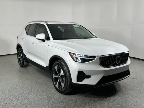 2025 Volvo XC40 B5 Core Bright Theme