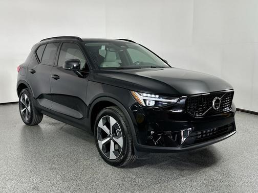 2025 Volvo XC40 B5 Plus Dark Theme