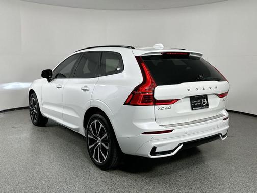 2023 Volvo XC60 B5 Plus Dark Theme