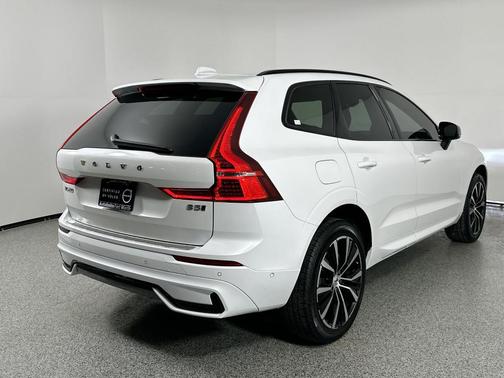 2023 Volvo XC60 B5 Plus Dark Theme