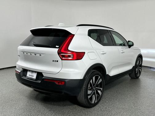 2025 Volvo XC40 B5 Plus Dark Theme