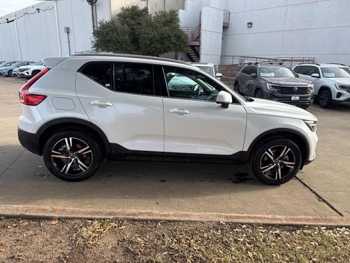 2025 Volvo XC40 B5 Core Bright Theme