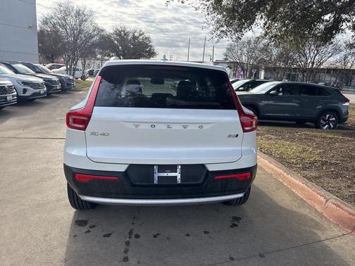 2025 Volvo XC40 B5 Core Bright Theme