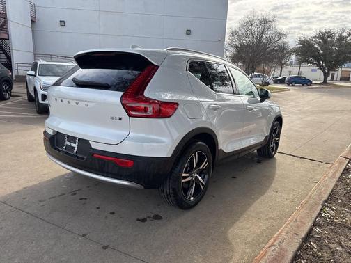 2025 Volvo XC40 B5 Core Bright Theme