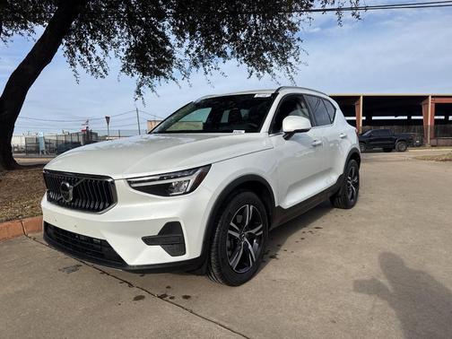 2025 Volvo XC40 B5 Core Bright Theme