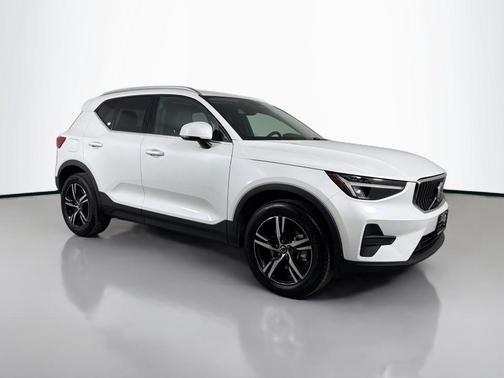 2025 Volvo XC40 B5 Core Bright Theme