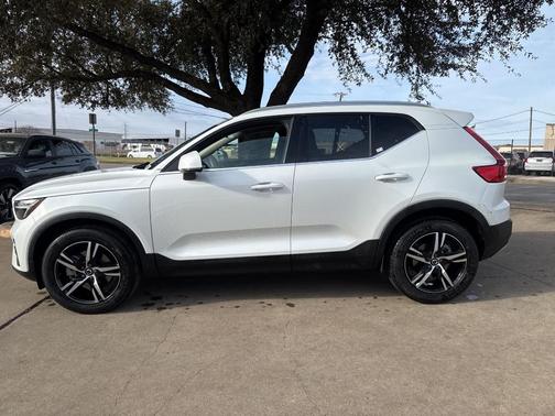 2025 Volvo XC40 B5 Core Bright Theme