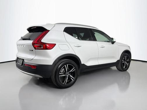 2025 Volvo XC40 B5 Core Bright Theme