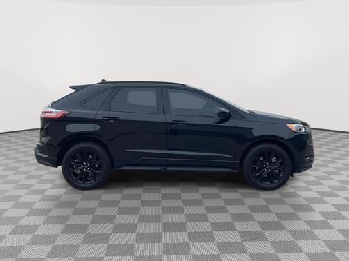 Agate Black 2022 Ford Edge SE