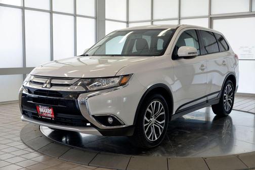 Labrador Black Pearl 2017 Mitsubishi Outlander SE