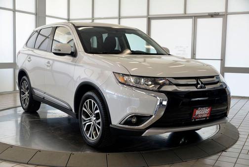Labrador Black Pearl 2017 Mitsubishi Outlander SE
