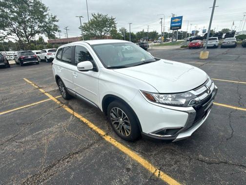 Diamond White Pearl 2016 Mitsubishi Outlander SE